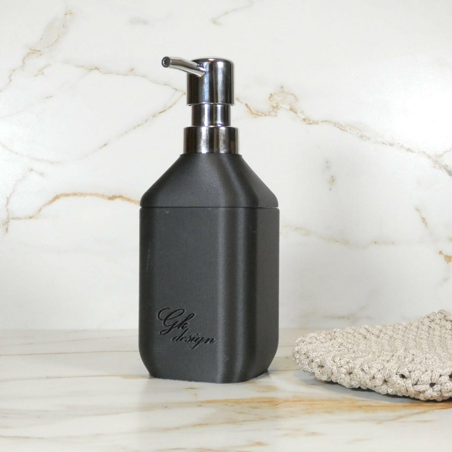 Mise en scène du distributeur de savon monochrome noir sur un plan de salle de bain - Accessoire minimaliste au design moderne pour une décoration élégante et épurée.