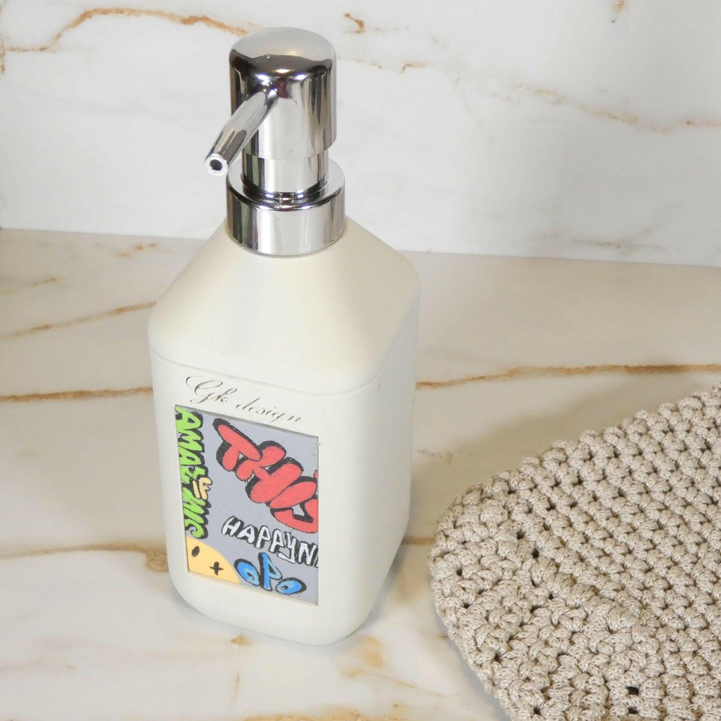 Distributeur de savon Street Art dans une salle de bain moderne - Associez-le avec nos porte-savons et accessoires pour un style urbain harmonieux.
