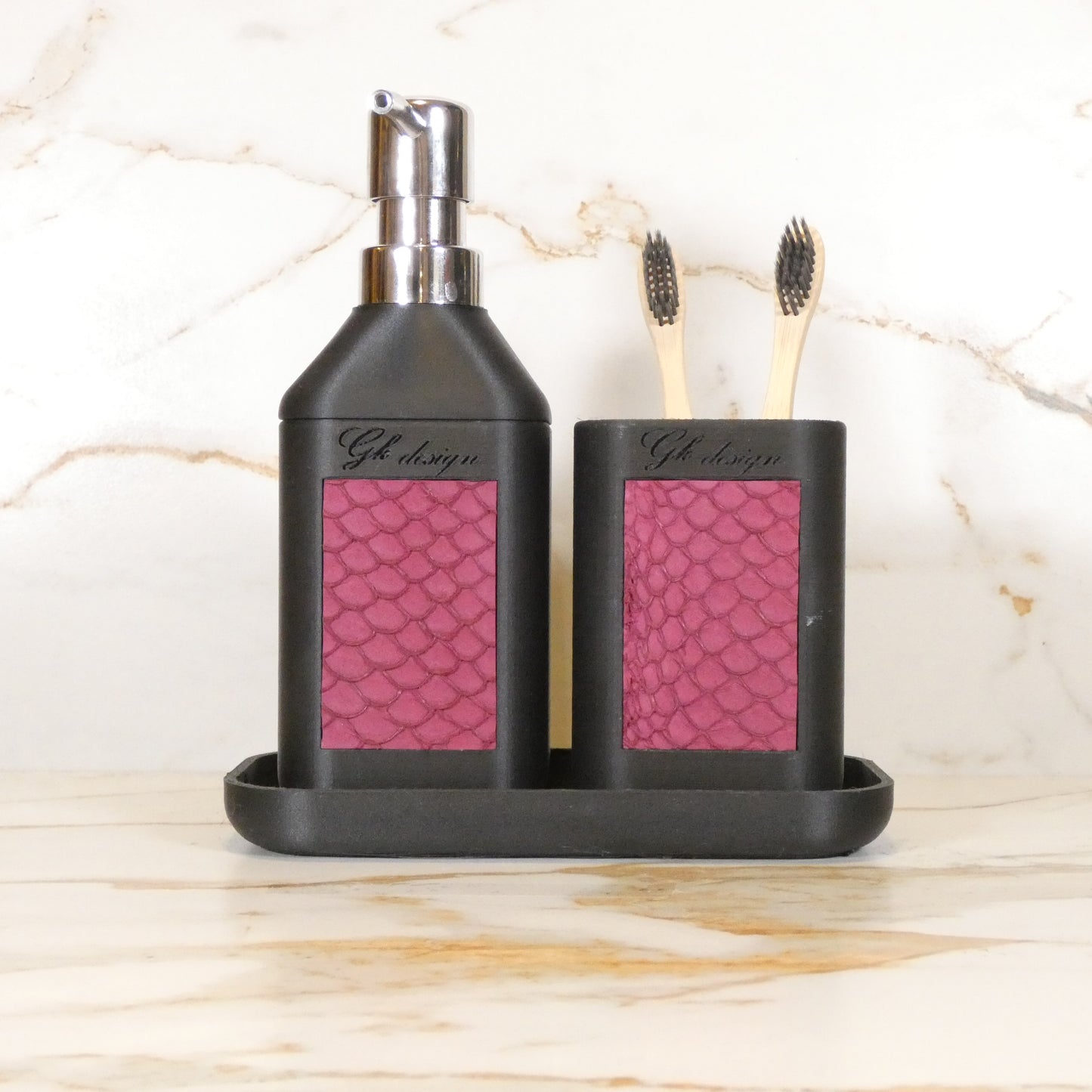 set de salle de bain avec finition cuir de poisson de couleur pourpre, accessoire de salle de bain moderne et éco-responsable