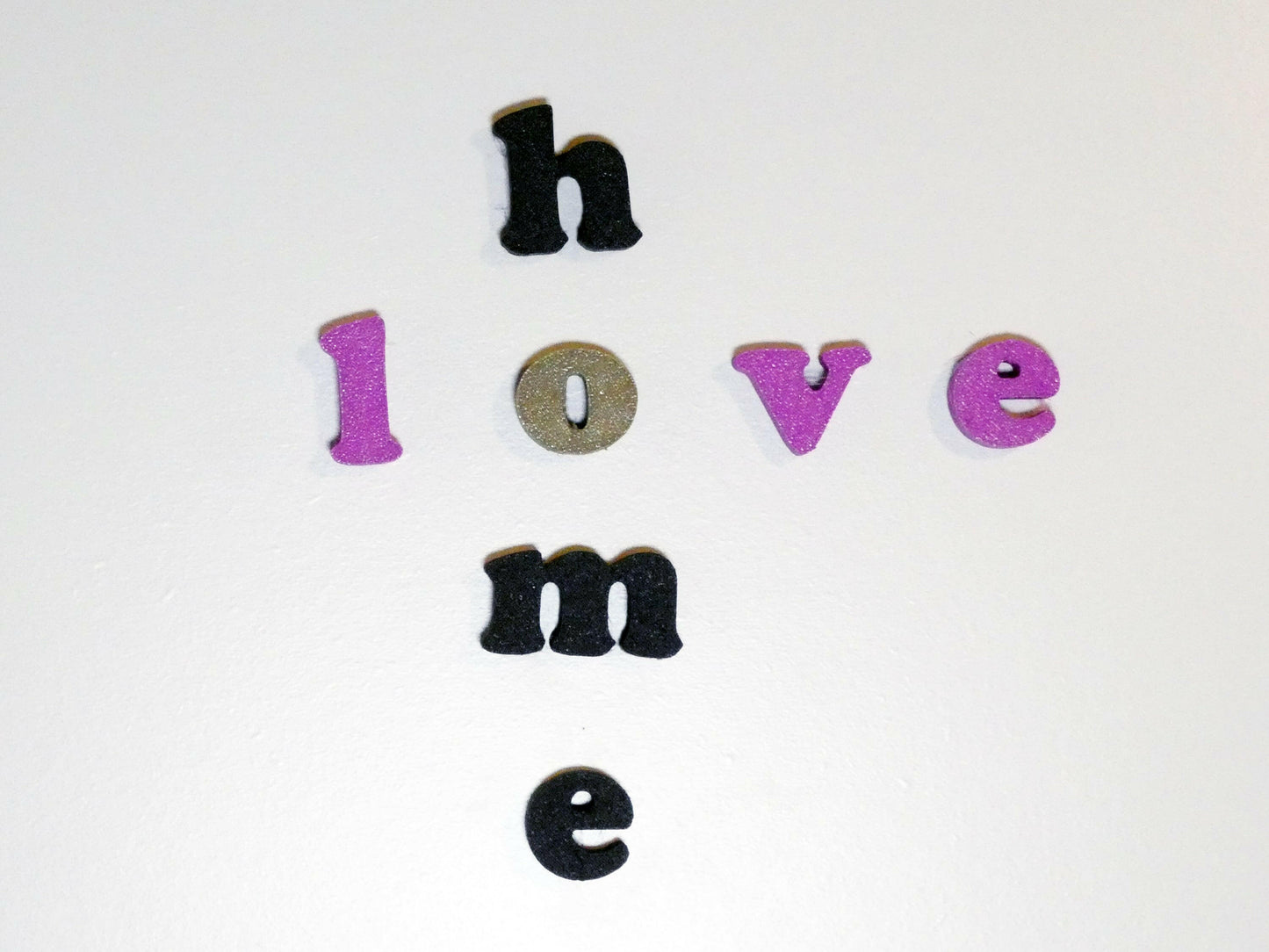 Lettres adhésives murales en PLA, personnalisables en couleur, parfaites pour une déco intérieure unique. Installation rapide grâce à l'adhésif inclus, idéal pour prénoms, citations ou mots créatifs. gk design