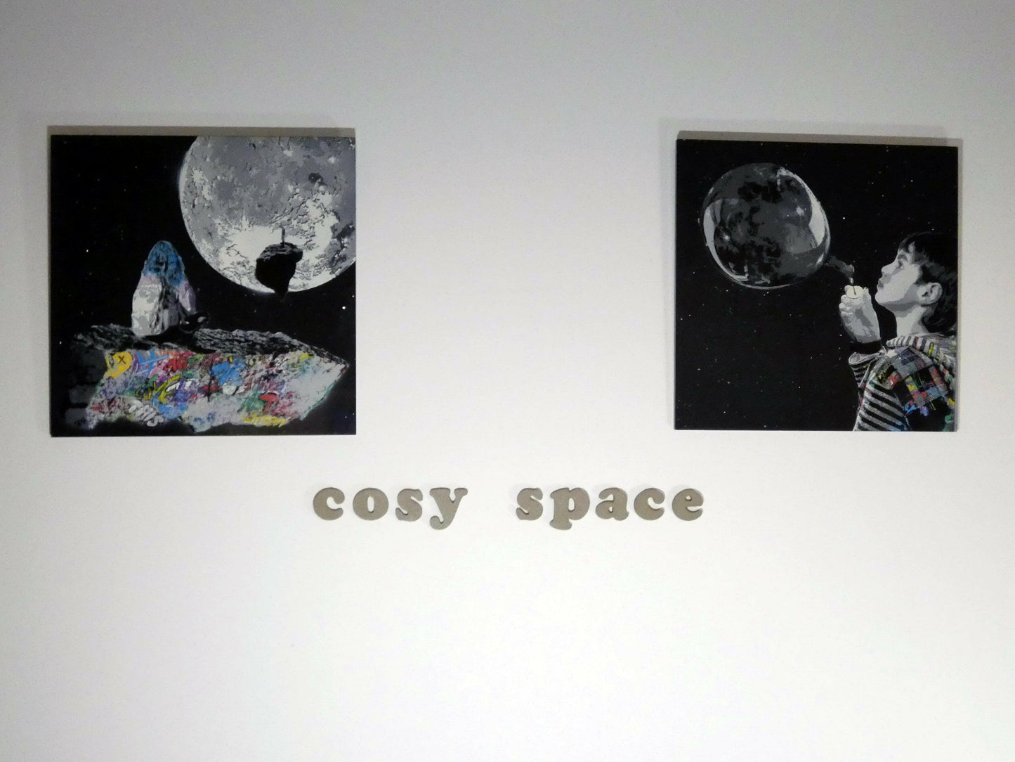 Exemple de lettrage mural adhésif installé sur un mur. Lettres en PLA, finition design et personnalisable. Accessoire déco idéal pour salon, chambre ou bureau, facile à coller et à agencer. GK design