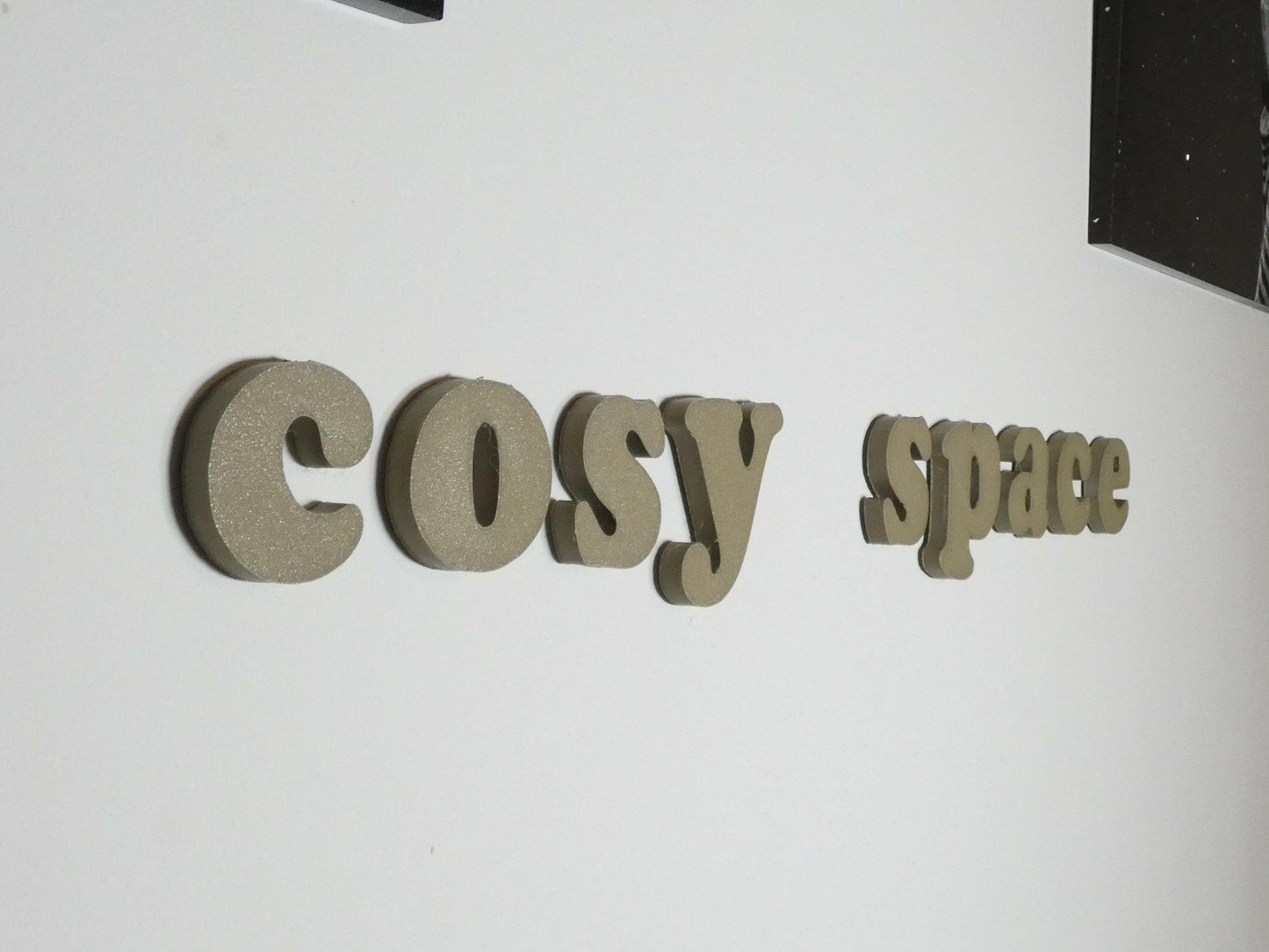Lettres murales adhésives personnalisées en PLA, 5 cm de hauteur, disponibles en 8 couleurs. Idéal pour décoration intérieure créative, prénoms, mots ou phrases uniques à coller facilement sur vos murs.