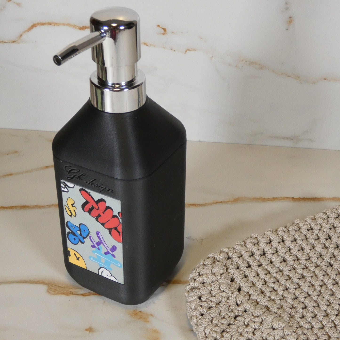 Distributeur de savon noir Street Art en impression 3D, idéal pour une décoration de salle de bain moderne avec une touche artistique et tendance.
