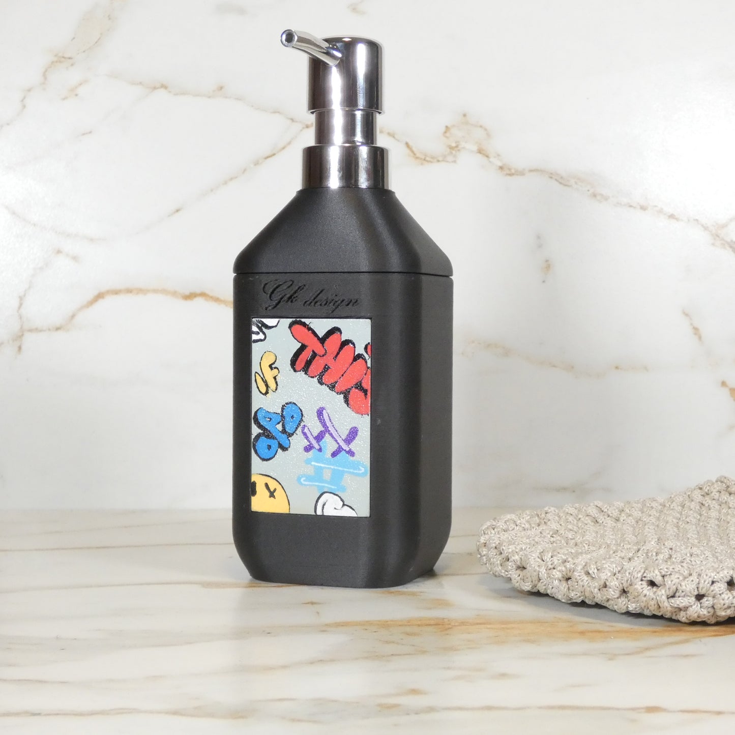 Gros plan sur le design graffiti du distributeur de savon noir, un accessoire de salle de bain unique pour une décoration urbaine et contemporaine