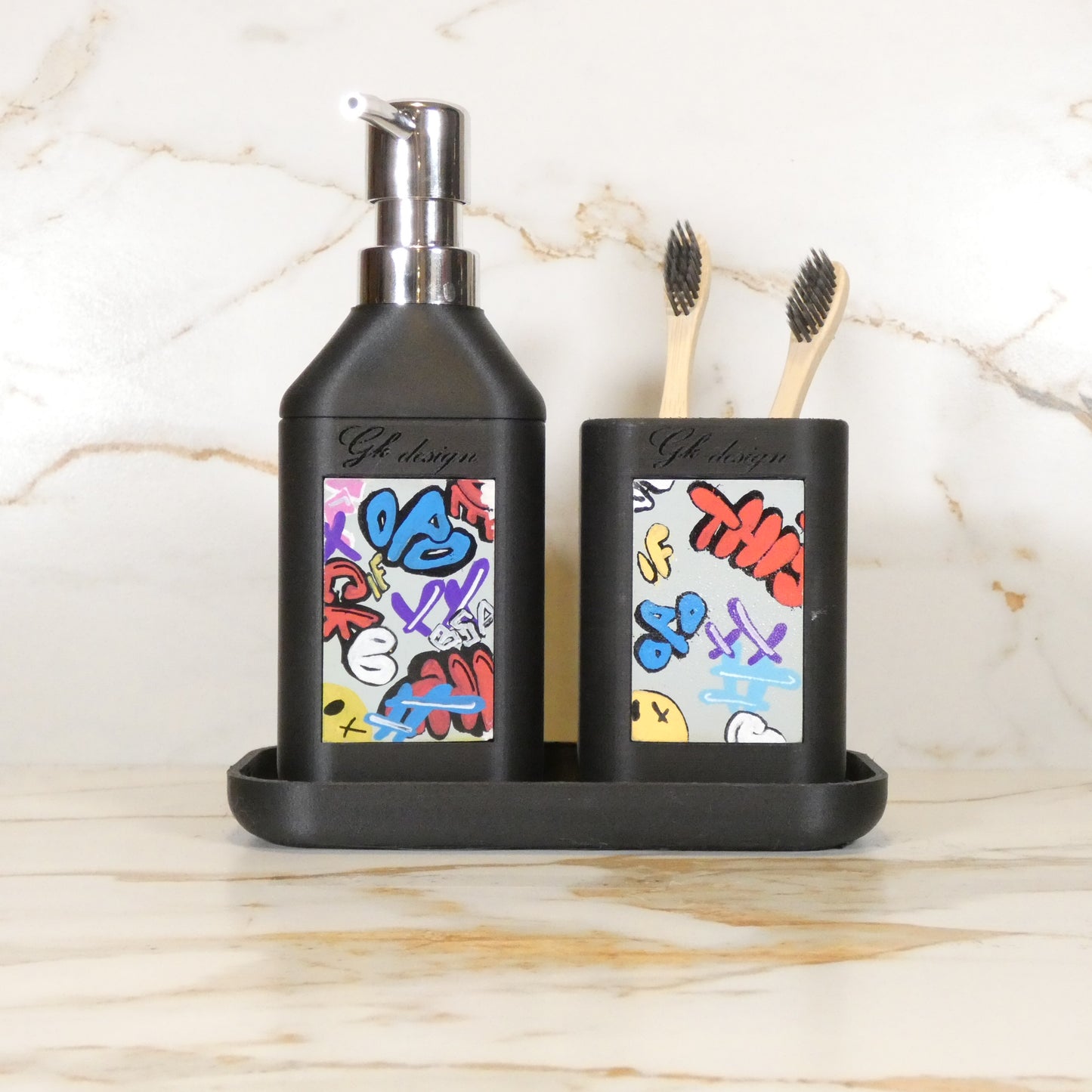 Set d’accessoires de salle de bain noir, design moderne et inspiration urbaine, parfait pour une décoration contemporaine.