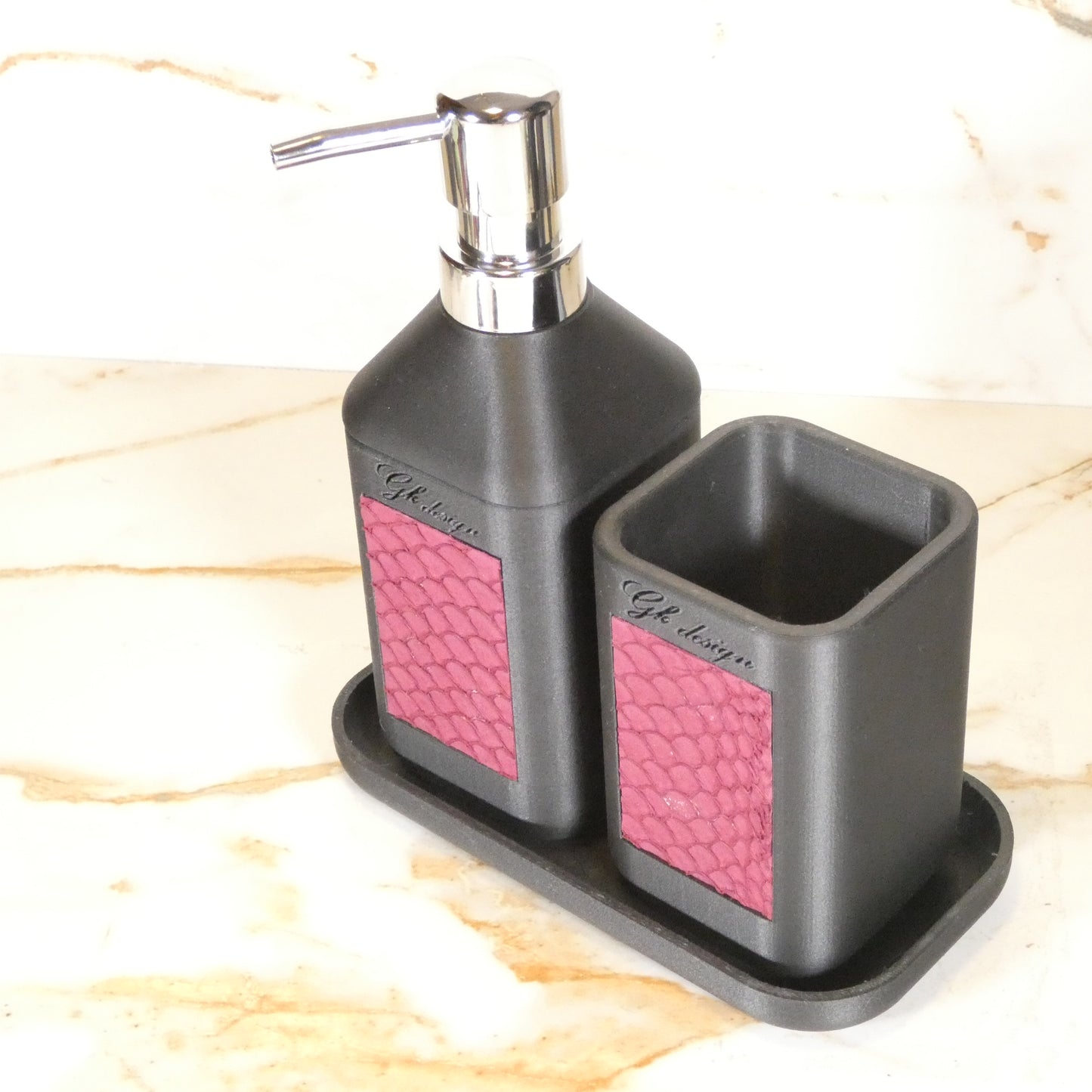 ensemble d'accessoires élégants et original, fabriqué en PLA noir avec une touche de cuir de poisson pourpre, idéal pour une décoration de salle de bain de luxe