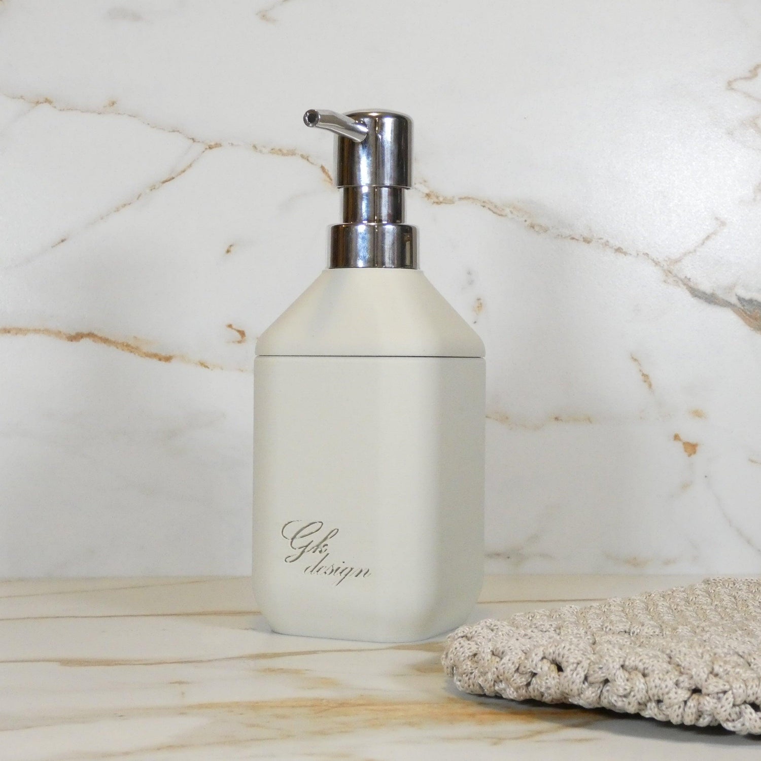 Distributeur de savon design pour salle de bain – Disponible en cuir, street art ou monochrome. Élégant, moderne et pratique pour un usage quotidien.