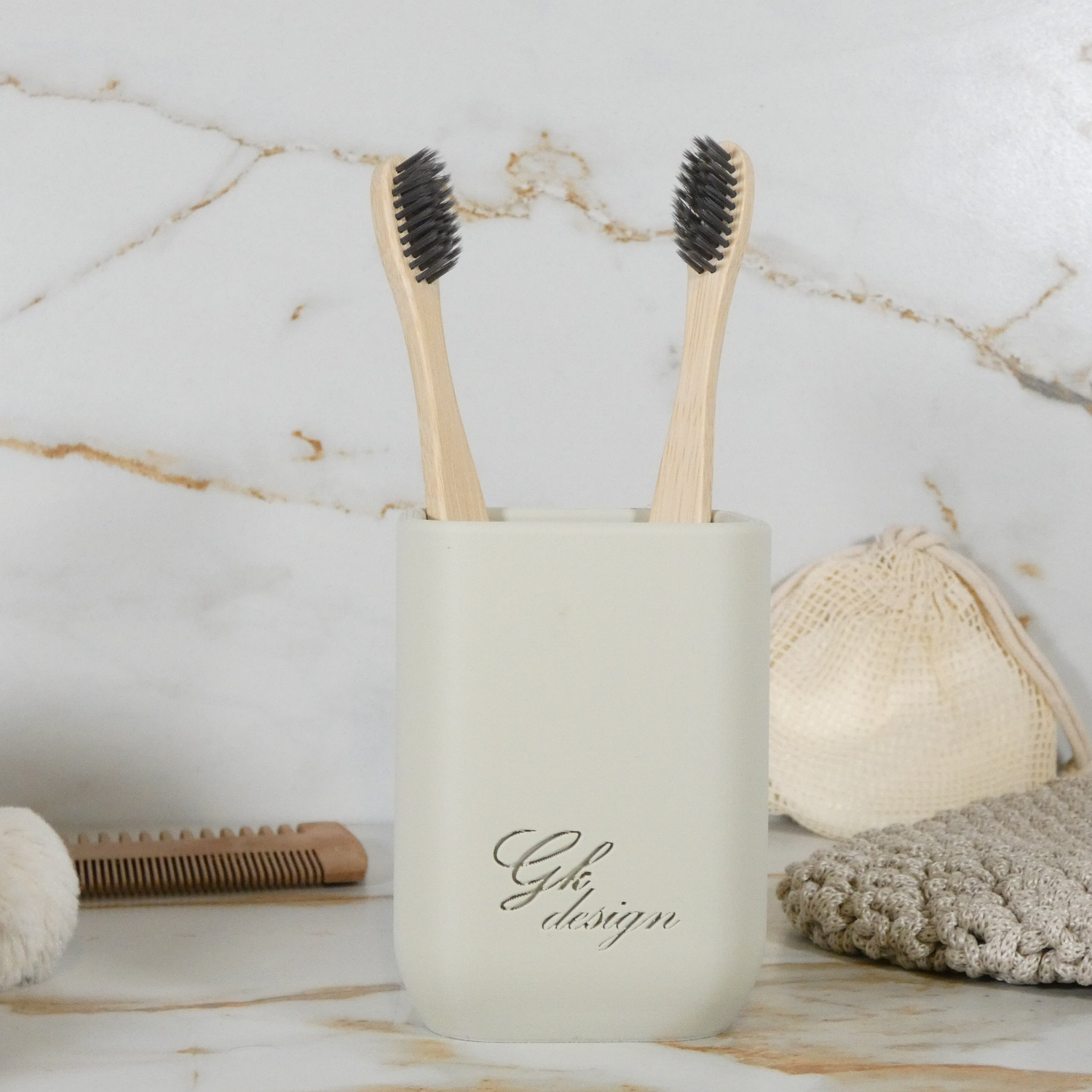 Découvrez nos porte-brosses à dents uniques : styles modernes, urbains ou naturels, parfaits pour organiser et décorer votre salle de bain avec élégance.