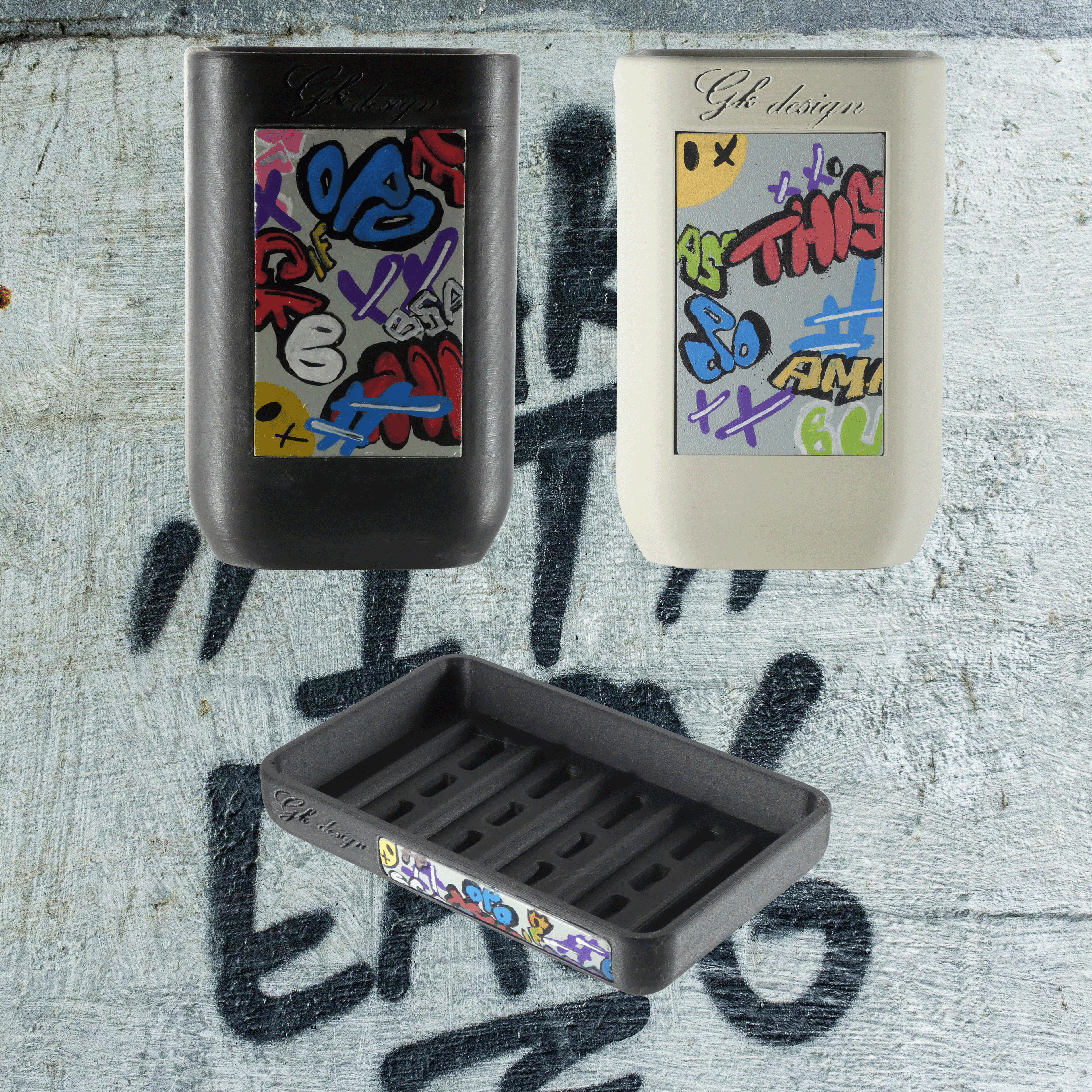 Apportez une touche urbaine et artistique à votre salle de bain avec la gamme Street Art. Découvrez nos porte-savons et pots à brosses à dents en PLA noir ou blanc cassé, ornés de détails inspirés du graffiti. Ces accessoires design et écoresponsables combinent modernité et originalité, parfaits pour une décoration de salle de bain audacieuse et unique.