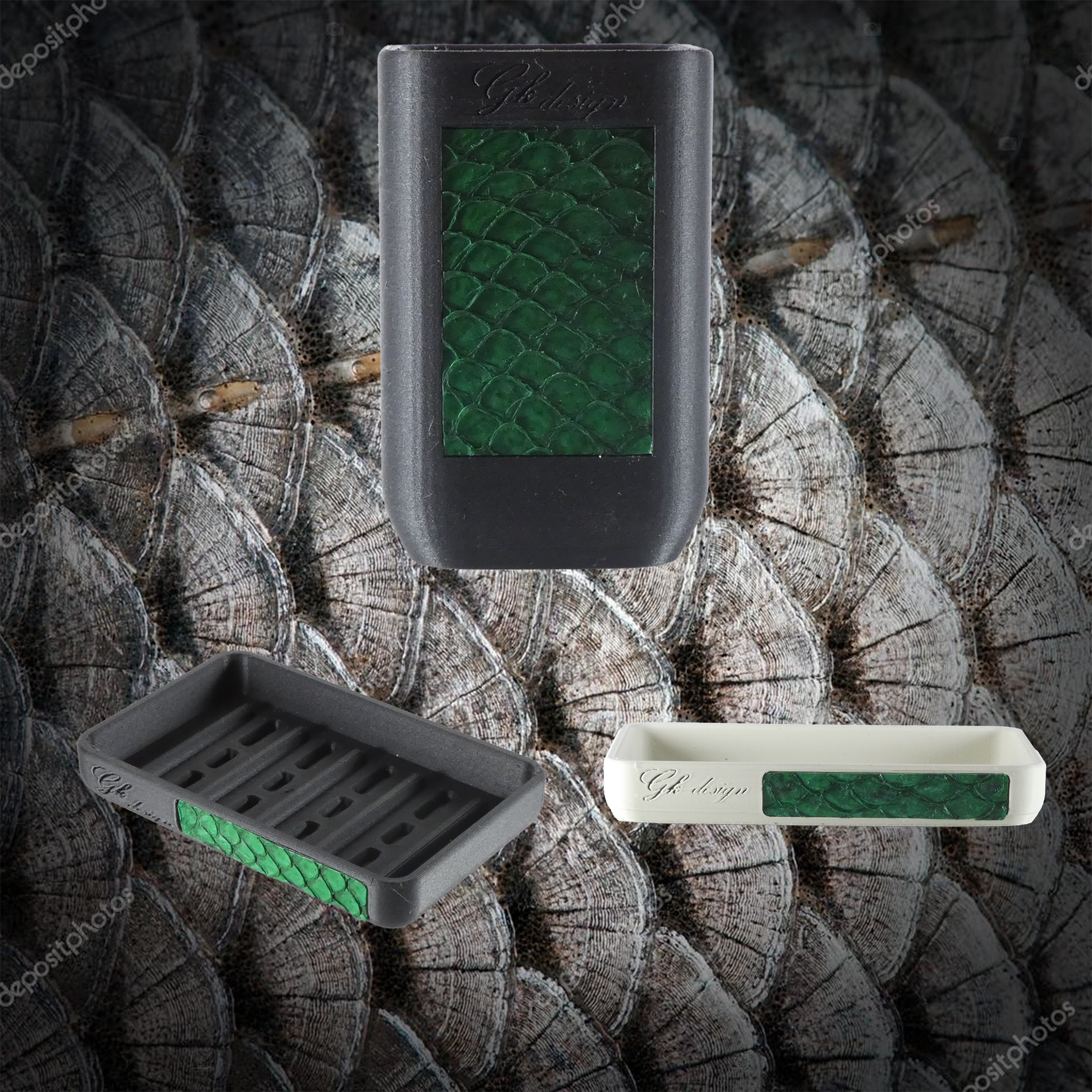 Offrez une touche de luxe et d’authenticité à votre salle de bain avec la collection Cuir de Poisson. Nos porte-savons et pots à brosses à dents en PLA noir ou blanc cassé sont sublimés par des détails en cuir de poisson recyclé. Ces accessoires uniques et écoresponsables allient élégance, fonctionnalité et engagement durable, parfaits pour un intérieur sophistiqué.