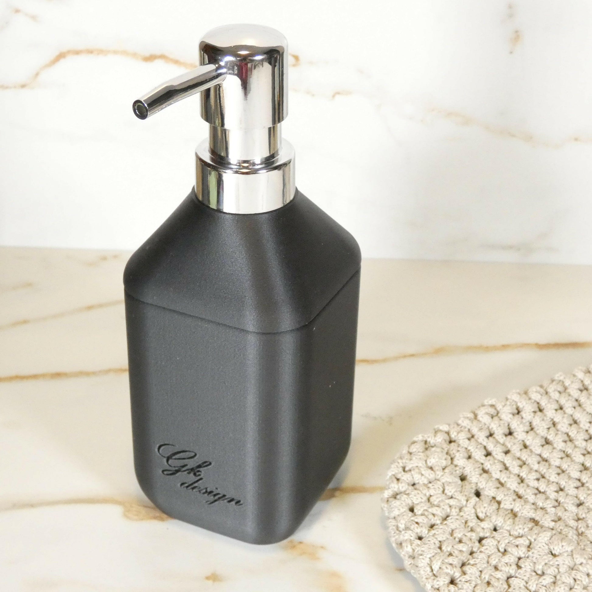 Distributeur de savon liquide noir mat présenté dans une salle de bain moderne, parfait pour une décoration minimaliste et fonctionnelle.
