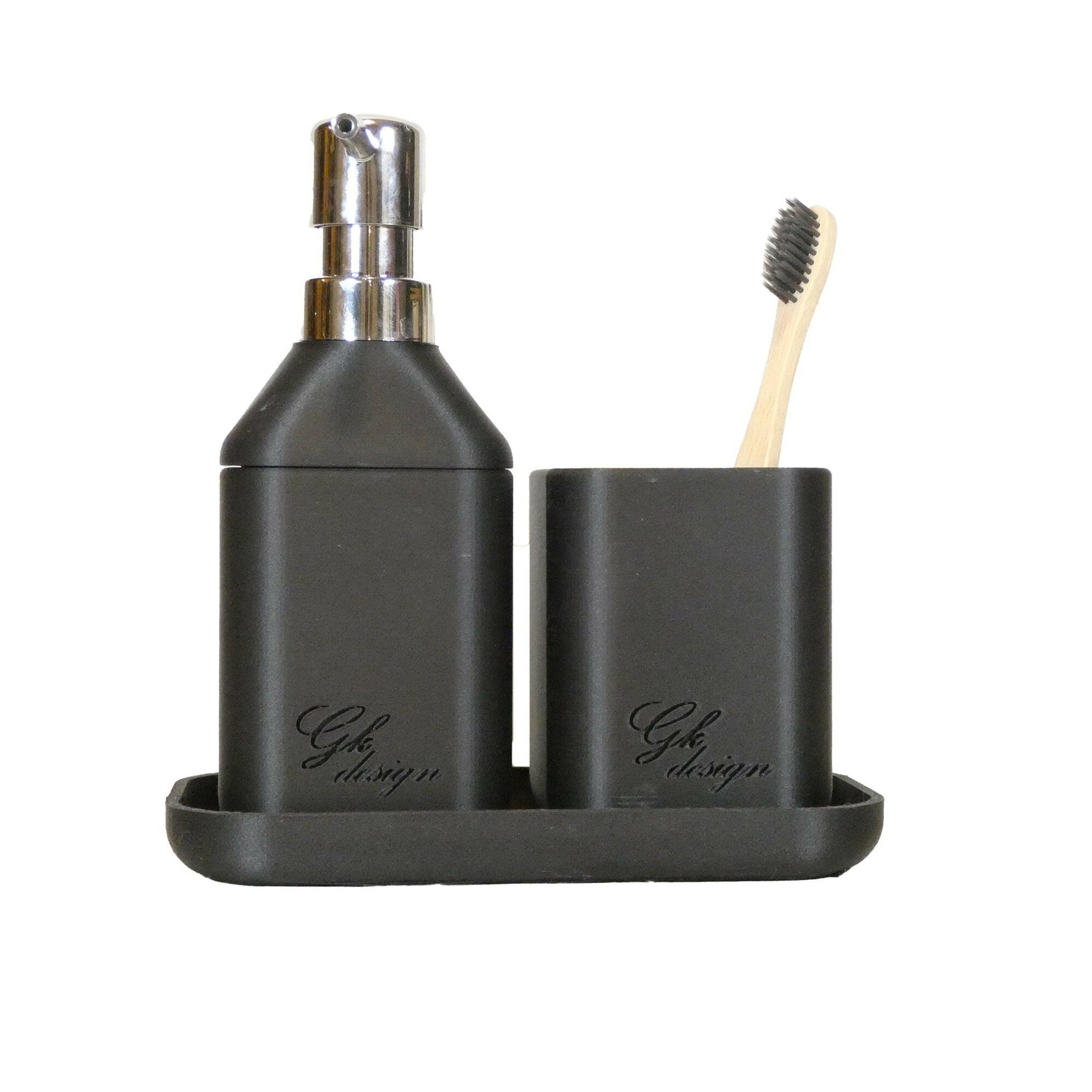 Vue complète du set d’accessoires de salle de bain en noir mat, comprenant un pot à brosse à dents et un distributeur de savon, pour un design minimaliste.