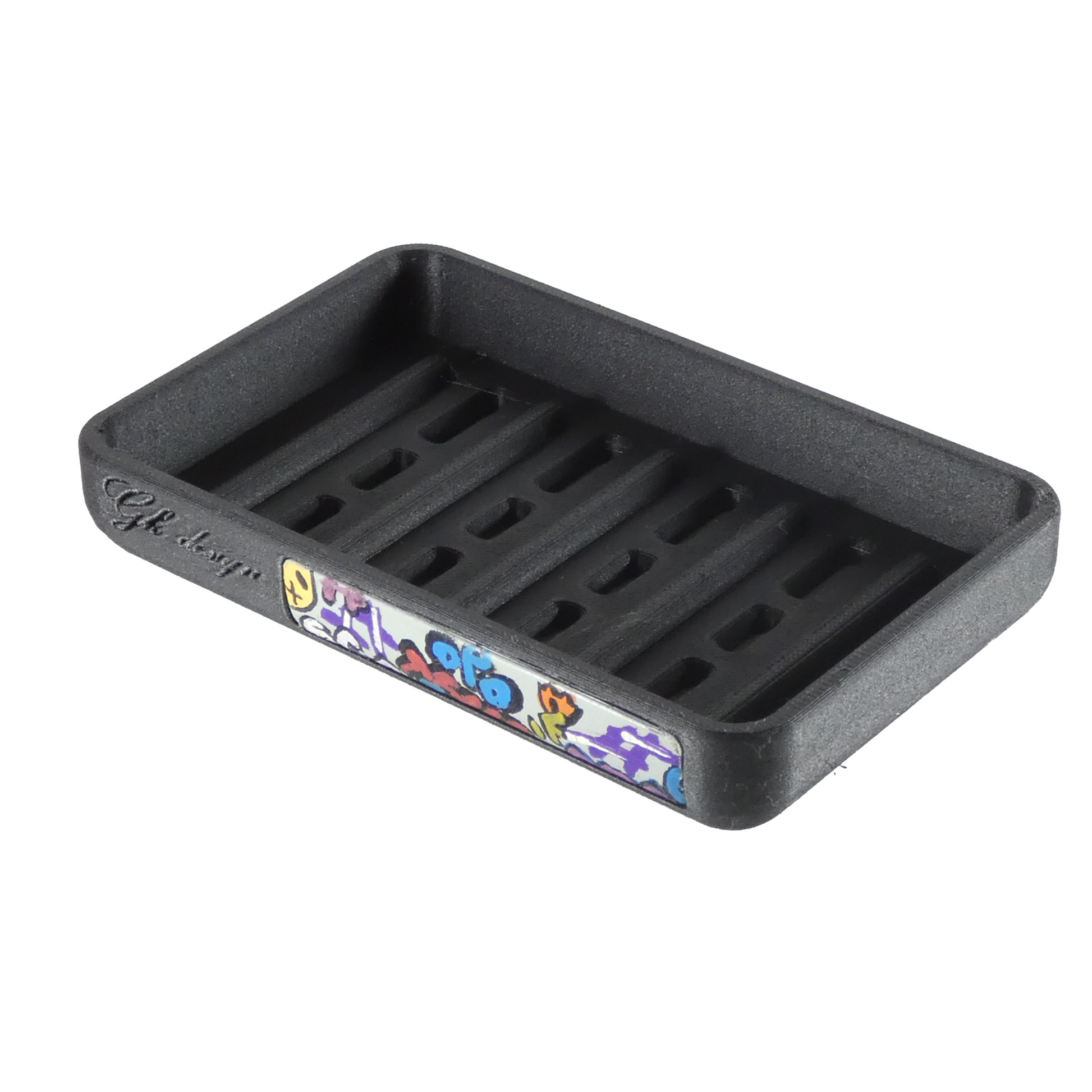 Ajoutez une touche artistique à votre salle de bain avec le porte-savon Street Art de GK Design. Fabriqué en noir mat ou blanc cassé, il allie un style urbain à une fonctionnalité optimale. Transformez votre espace avec cet accessoire unique, parfait pour les amateurs de design contemporain.