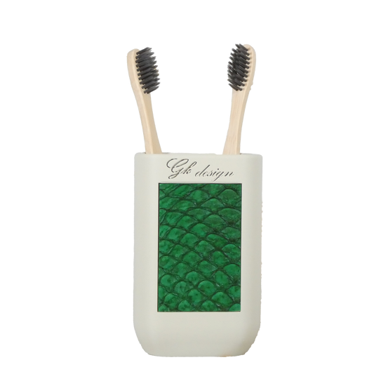 Porte-brosses à dents élégant en PLA et cuir de poisson tilapia recyclé. Accessoire de salle de bain design, disponible en noir et blanc cassé, alliant luxe et durabilité.