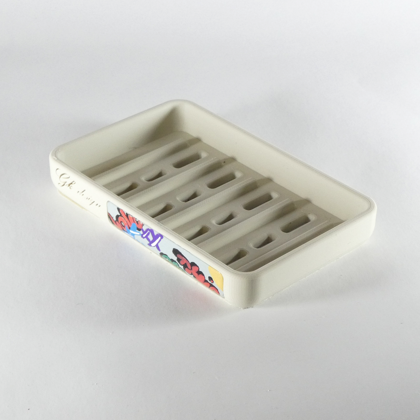 Porte-savon blanc mat design Street Art, accessoire de salle de bain moderne et unique, finition chaleureuse pour une touche urbaine et artistique.