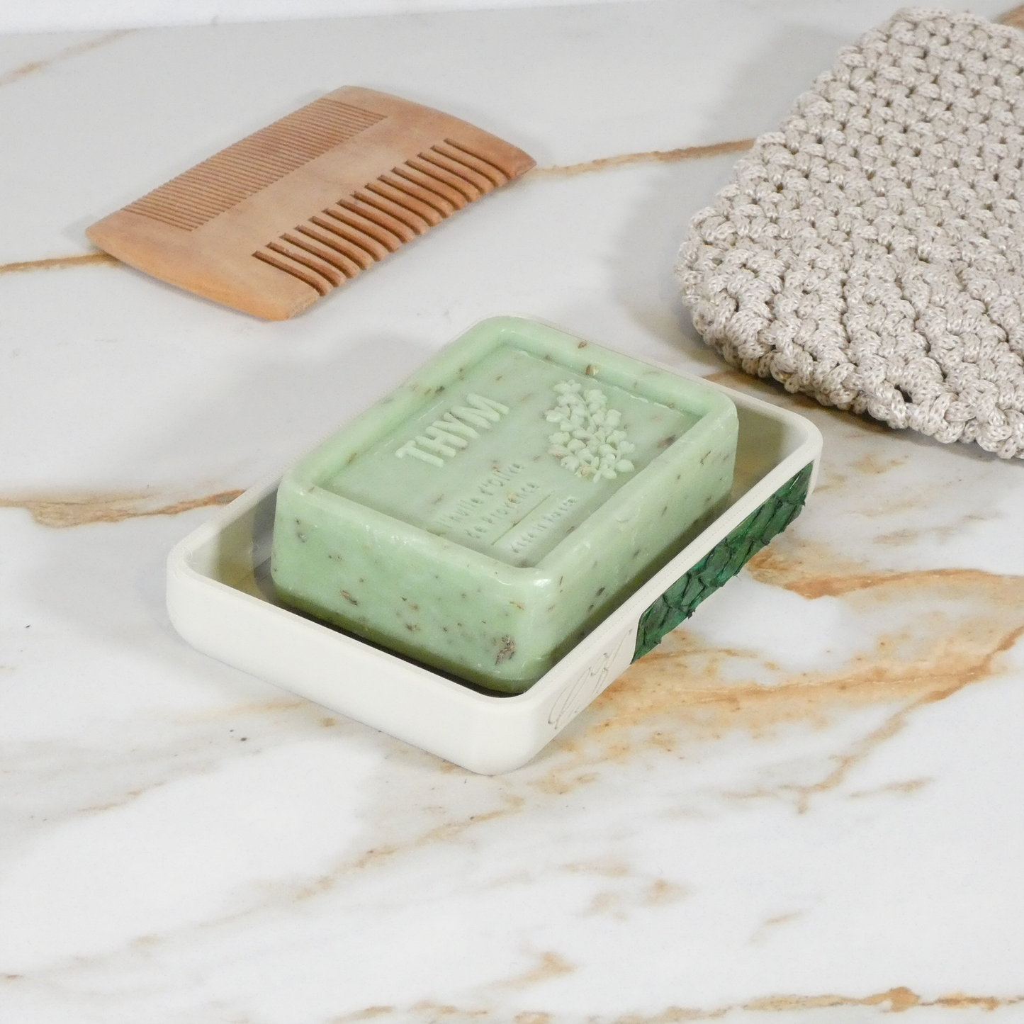 Porte-savon en cuir de poisson et PLA présenté dans une salle de bain contemporaine, alliant design écologique et élégance naturelle.