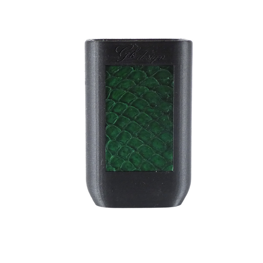 Découvrez un pot de rangement élégant pour votre salle de bain, alliant un design contemporain en noir mat à une finition unique en cuir de poisson. Parfait pour ranger brosse à dents et dentifrice, ce gobelet incarne le luxe moderne avec un matériau durable et une texture distinctive. Ajoutez une touche de sophistication et transformez vos accessoires du quotidien en objets de design.
