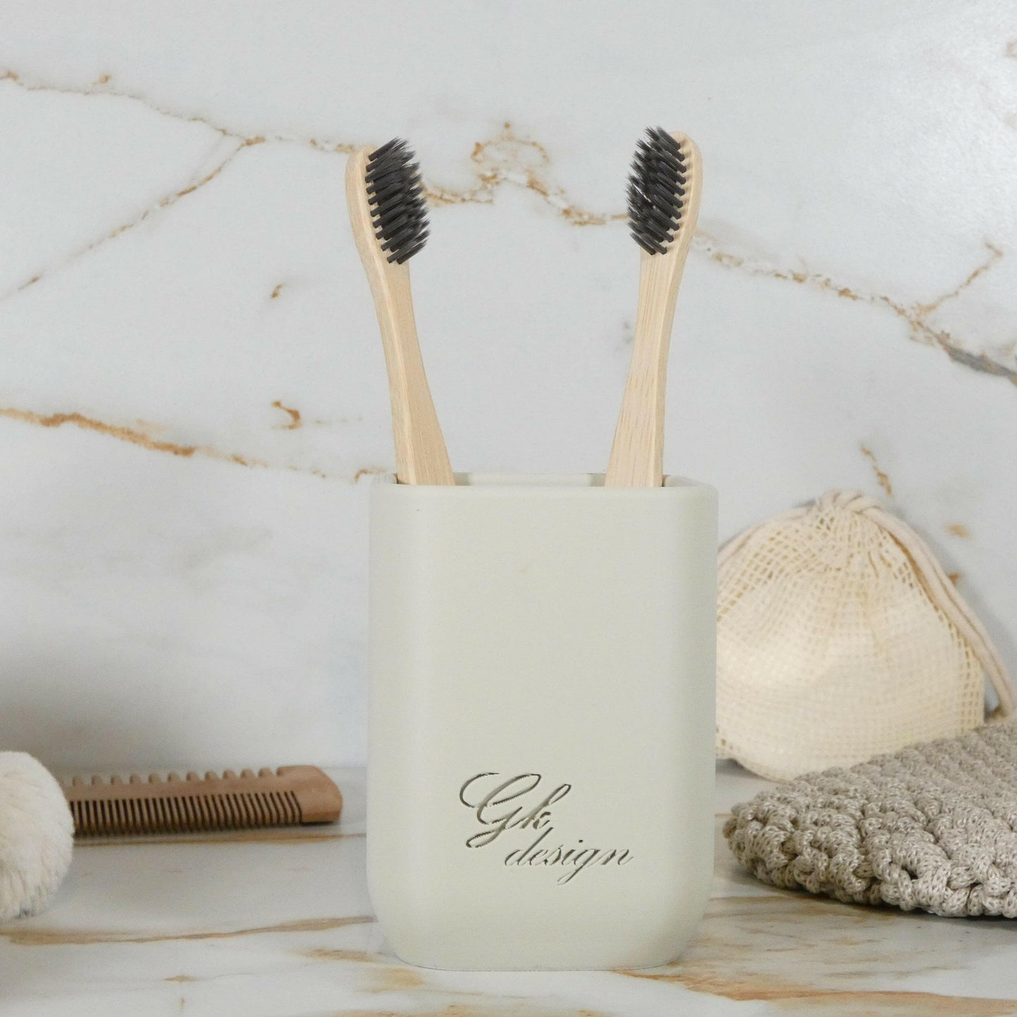 Pot à brosse à dents en finition blanc mat, élégant et fonctionnel, parfait pour une salle de bain moderne et épurée.


