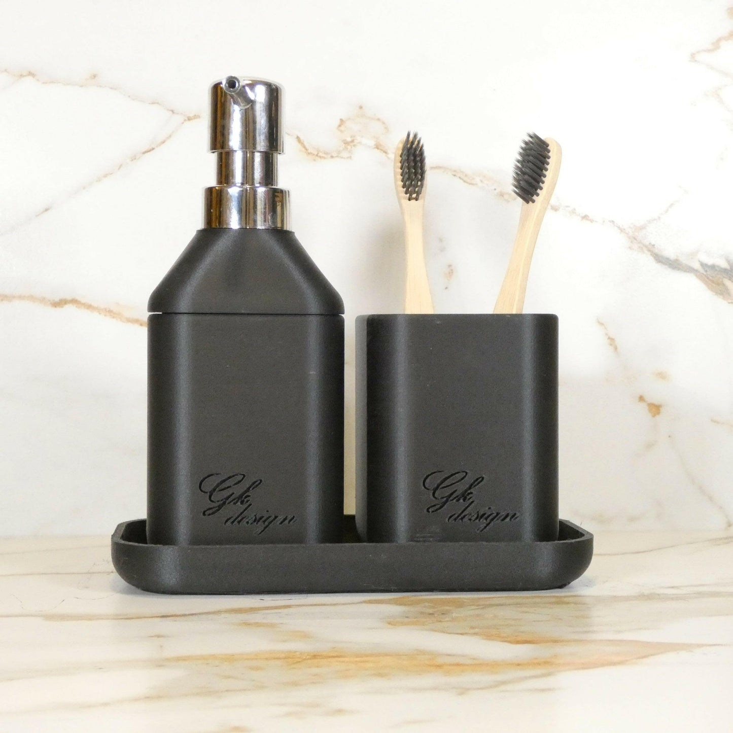 Ensemble noir mat avec distributeur de savon et pot à brosse à dents présenté dans une salle de bain minimaliste, parfait pour une décoration moderne.