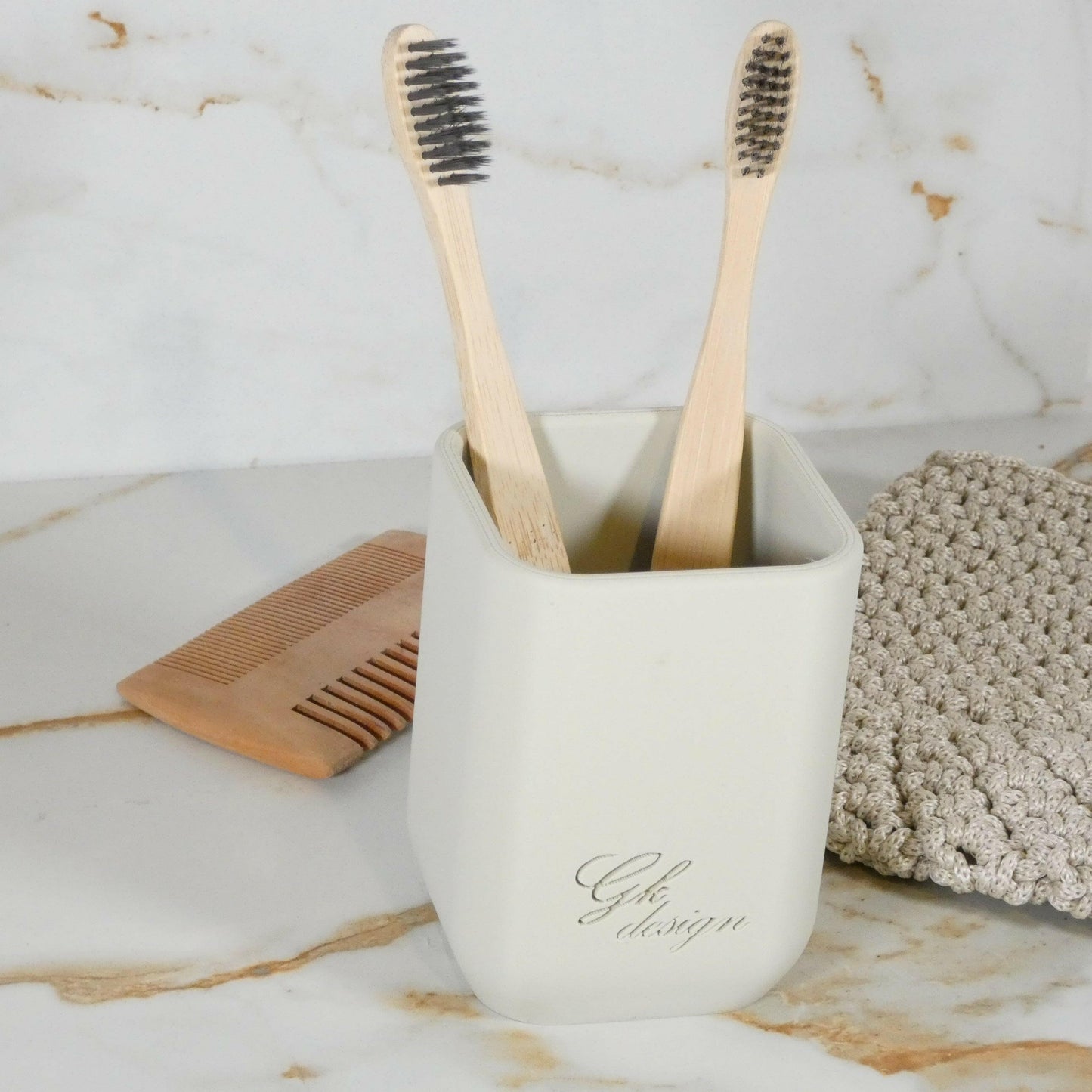 Pot à brosse à dents blanc mat de la gamme Monochrome, présenté dans une salle de bain moderne et minimaliste.