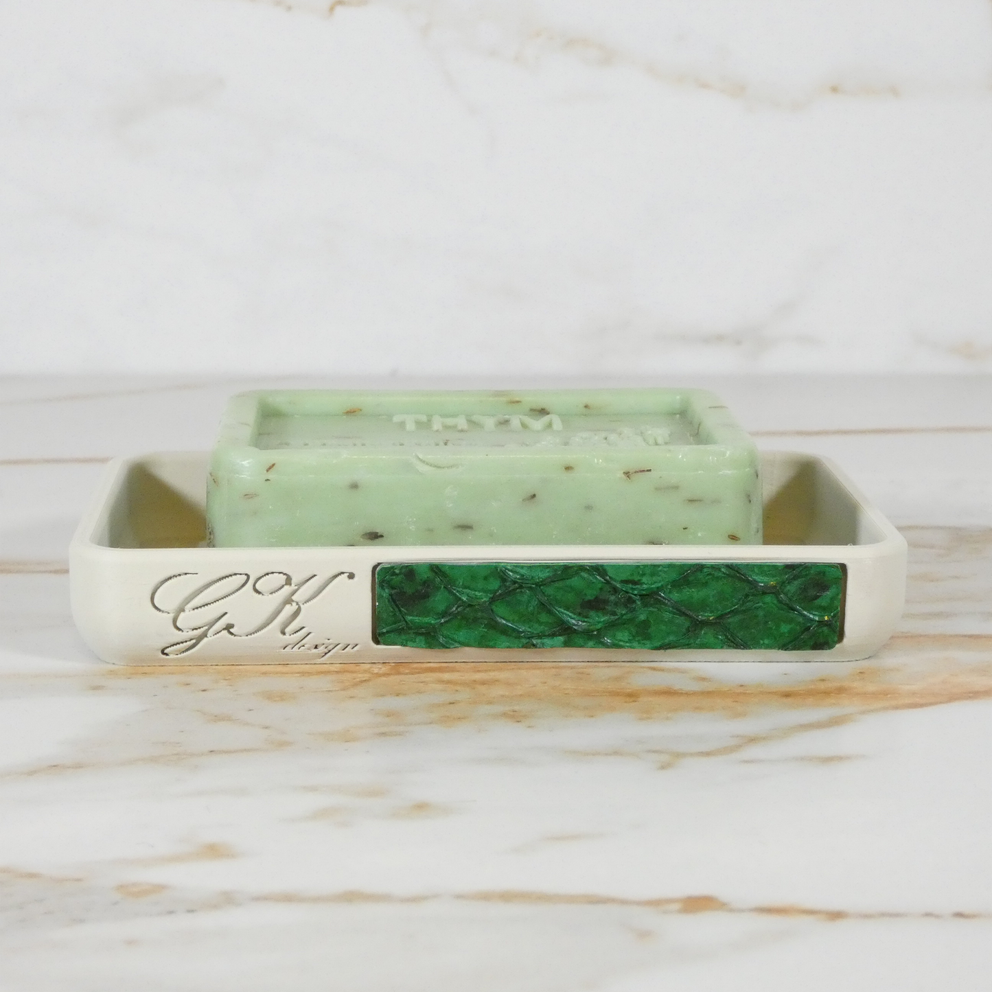 Gros plan sur le porte-savon en cuir de poisson recyclé et PLA biosourcé, mettant en valeur ses détails uniques et son design écologique.