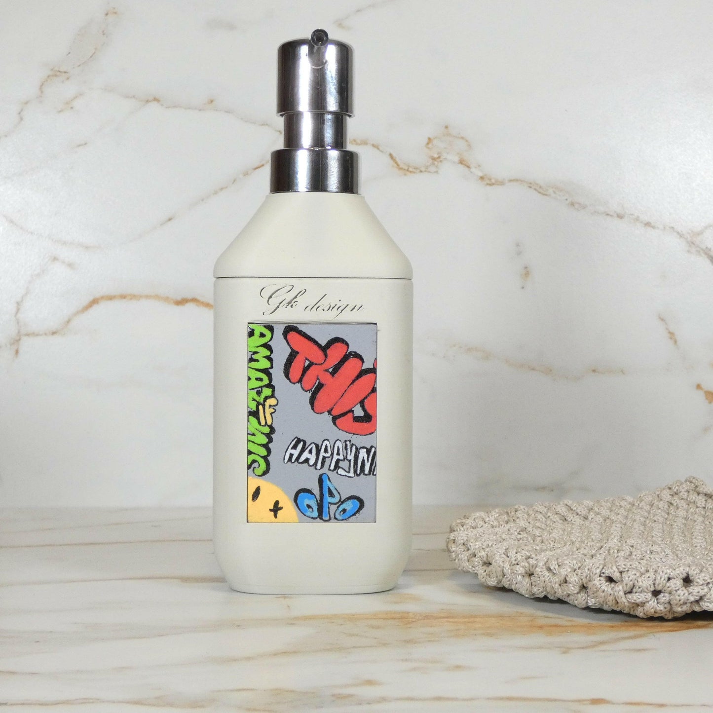 Vue de face de notre accessoire design de salle de bain avec un design urbain inspiré du street art