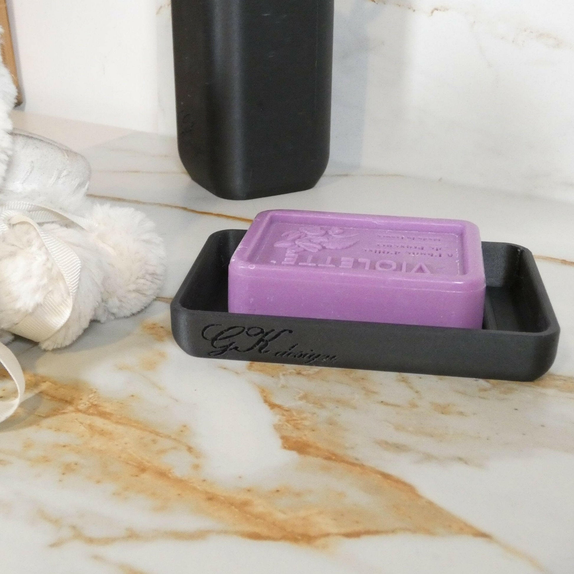 Porte-savon élégant en noir mat de la gamme Monochrome, ajoutant une touche moderne et minimaliste à votre salle de bain. Conçu pour allier fonctionnalité et esthétisme, ce porte-savon est parfait pour maintenir votre savon à portée de main tout en préservant le style contemporain de votre espace.