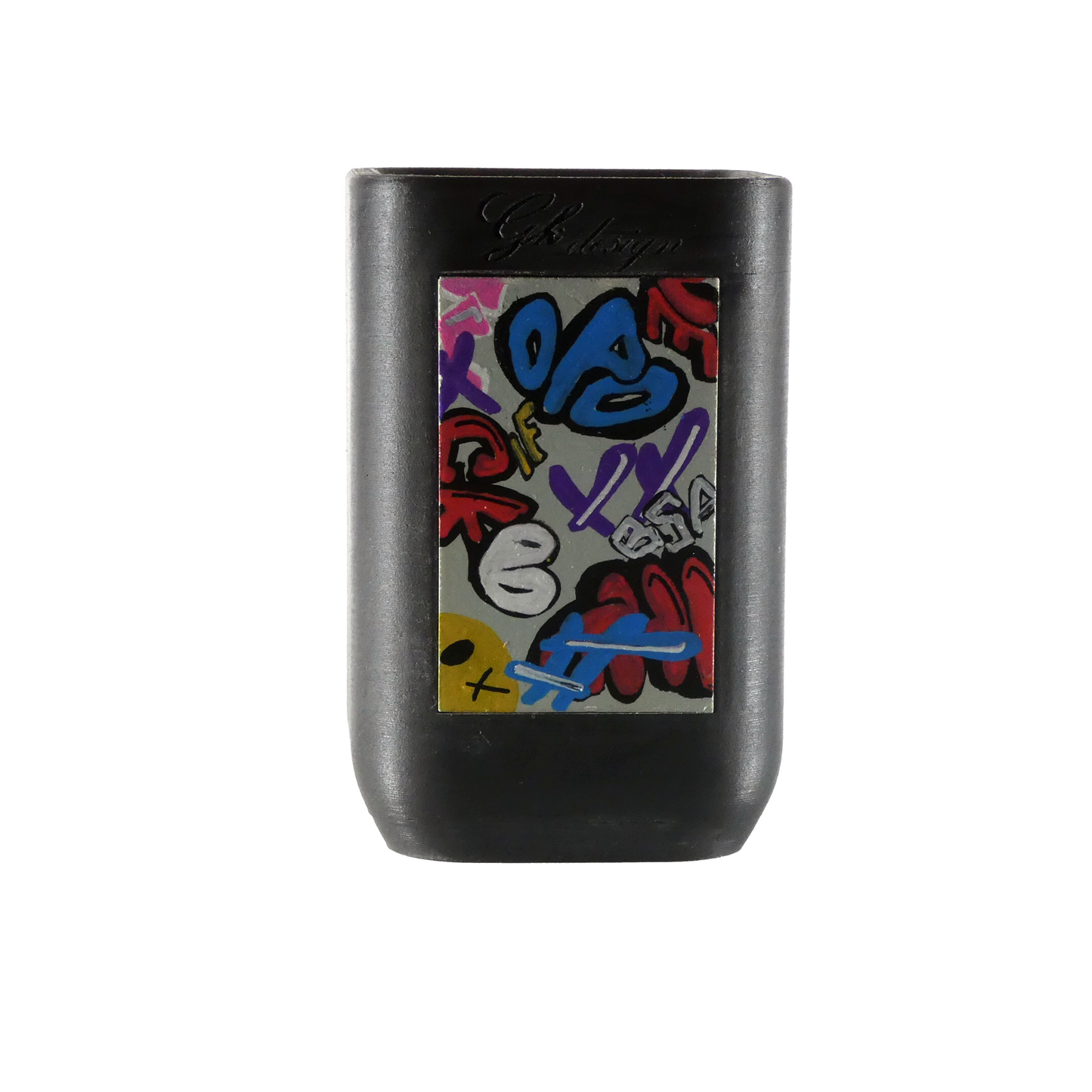 Ajoutez une touche urbaine et moderne à votre salle de bain avec ce pot à brosse à dents noir mat, inspiré du street art. Fabriqué en PLA durable, cet accessoire au motif graffiti est à la fois pratique et stylé, idéal pour les amateurs de décoration unique et créative.