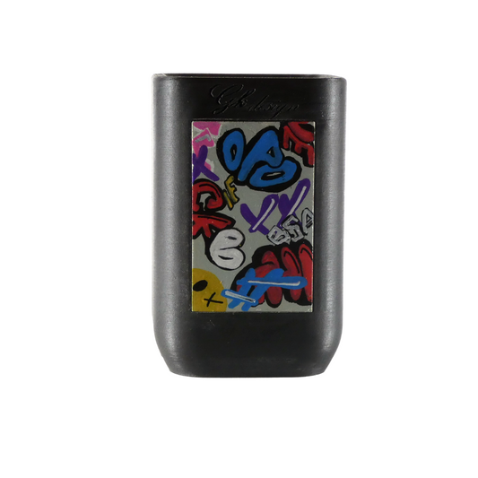 Ajoutez une touche urbaine et moderne à votre salle de bain avec ce pot à brosse à dents noir mat, inspiré du street art. Fabriqué en PLA durable, cet accessoire au motif graffiti est à la fois pratique et stylé, idéal pour les amateurs de décoration unique et créative.